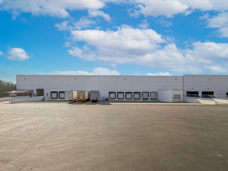 16689 Schoenborn St, North Hills, CA for lease - Building Photo - Image 3 of 7