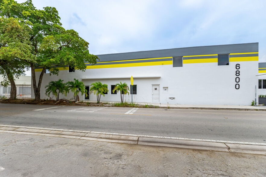 6800-6890 NE 4th Ct, Miami, FL à louer - Photo du bâtiment - Image 3 de 15