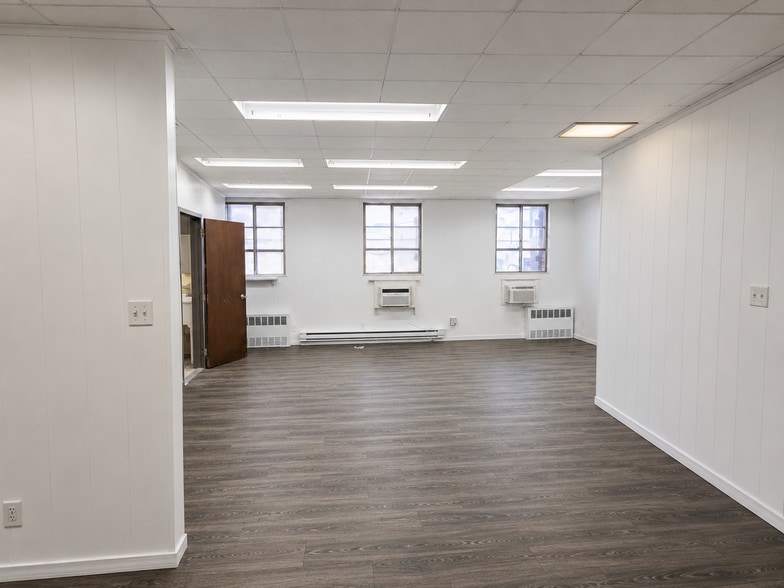 372 Ten Eyck St, Brooklyn, NY for lease - Building Photo - Image 2 of 6