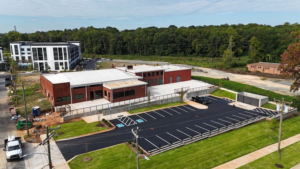 401, 410-411 S Gardner Ave, Charlotte, NC à louer - Photo du bâtiment - Image 1 de 5