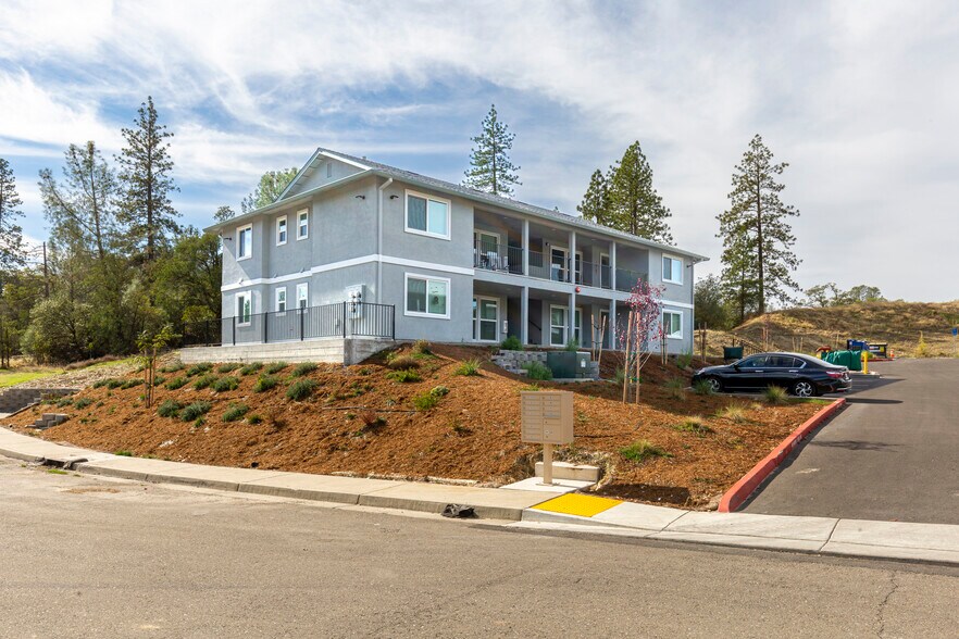 575 Racquet Way, Diamond Springs, CA à vendre - Photo du bâtiment - Image 3 de 12