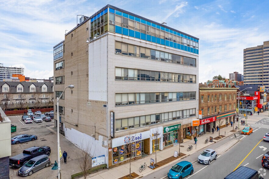 344 Bloor St W, Toronto, ON à louer - Photo du bâtiment - Image 3 de 4