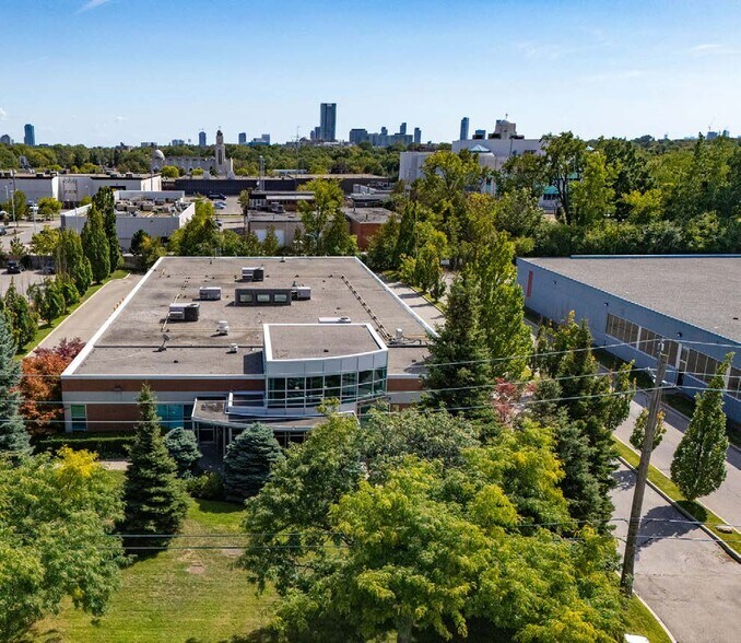 21 Kern Rd, Toronto, ON à vendre - Photo du bâtiment - Image 3 de 12
