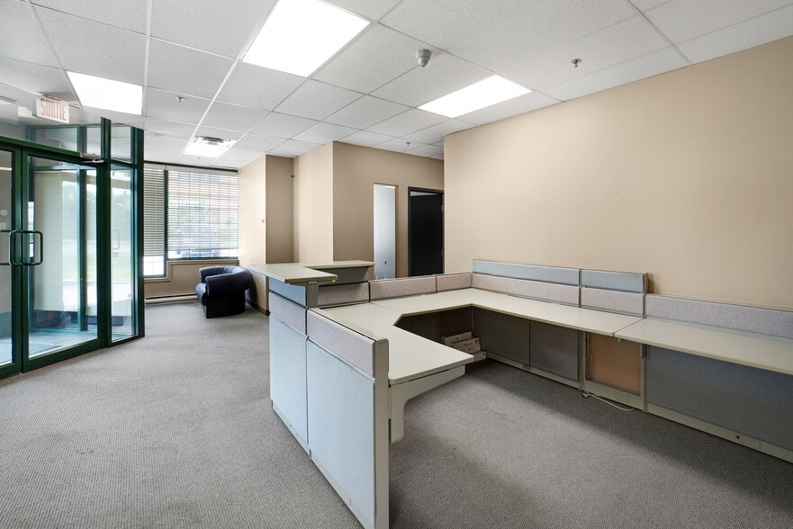 115-117 Boul Brunswick, Pointe-claire, QC à louer - Photo du bâtiment - Image 3 de 12