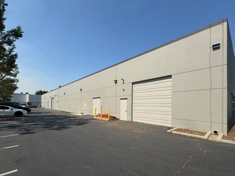 6001 Rickenbacker Rd, Commerce, CA à louer - Photo du bâtiment - Image 2 de 13