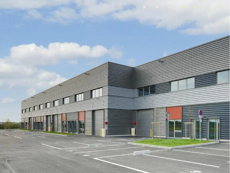 Office in Le Thillay for lease - Building Photo - Image 2 of 8