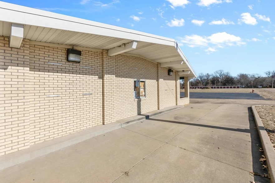 808 E Wakefield Ave, Sikeston, MO for lease - Building Photo - Image 3 of 18
