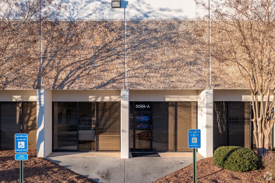 5044 S Royal Atlanta Dr, Tucker, GA à louer - Photo du bâtiment - Image 3 de 6
