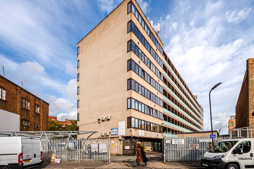 8 Andrews Rd, Londres à louer - Photo du bâtiment - Image 2 de 8