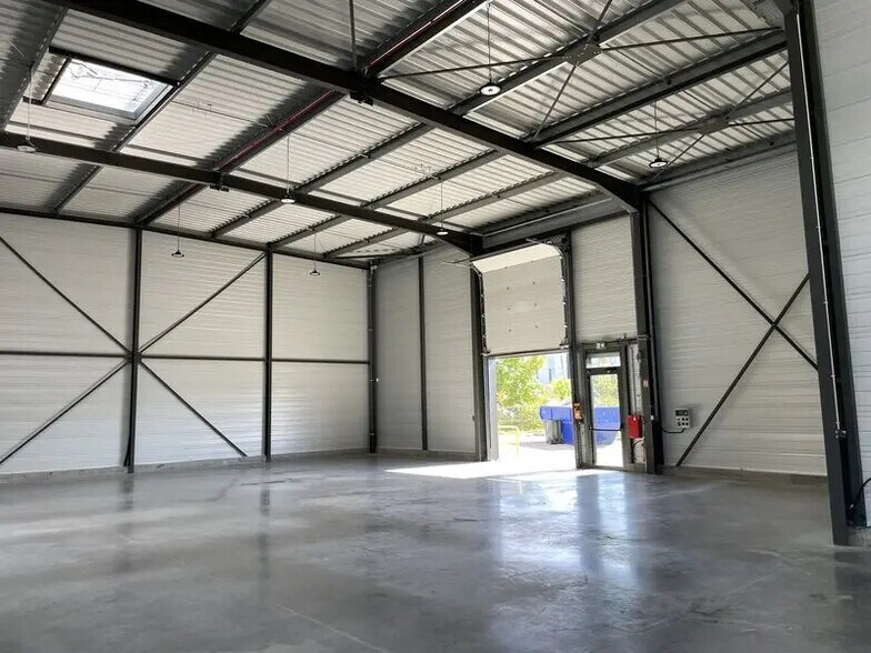 Office in Saint-Priest for lease - Interior Photo - Image 2 of 12