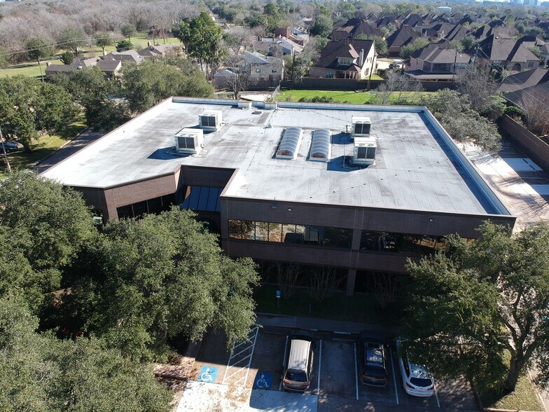 14515 Briarhills Pkwy, Houston, TX à louer - Photo du bâtiment - Image 2 de 13