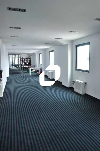 Office in Grigny for lease - Building Photo - Image 2 of 9