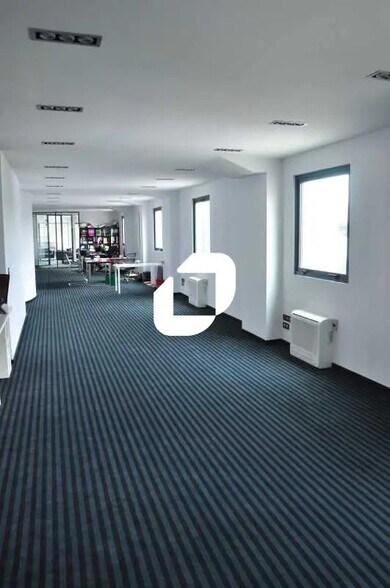 Bureau dans Grigny à louer - Photo du bâtiment - Image 2 de 9