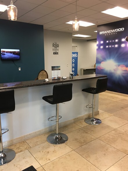 25360 Magic Mountain Pkwy, Santa Clarita, CA à louer - Photo intérieure - Image 2 de 6