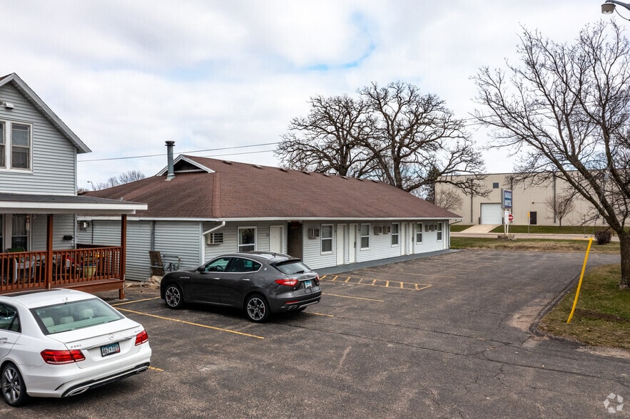 Oakdale Motel portfolio of 2 properties for sale on LoopNet.ca - Building Photo - Image 2 of 7