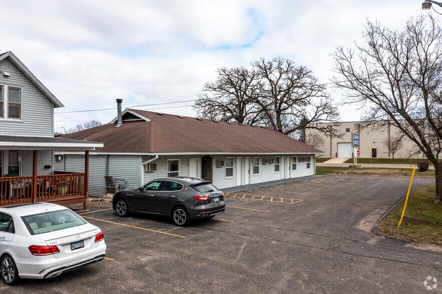 Oakdale Motel portefeuille de 2 propriétés à vendre sur LoopNet.ca - Photo du bâtiment - Image 2 de 7