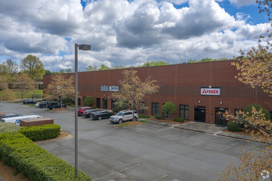 9800 Twin Lakes Pkwy, Charlotte, NC à louer - Photo principale - Image 1 de 7