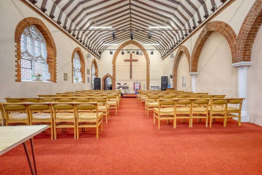 90 London Rd, Bagshot à vendre - Photo du bâtiment - Image 2 de 6