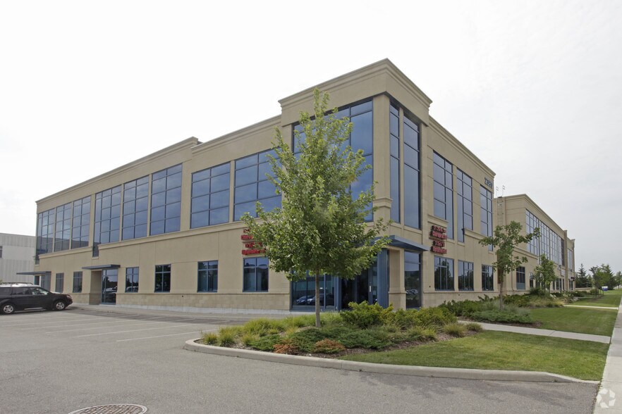 2380 Bristol Cir, Oakville, ON à vendre - Photo du bâtiment - Image 3 de 4