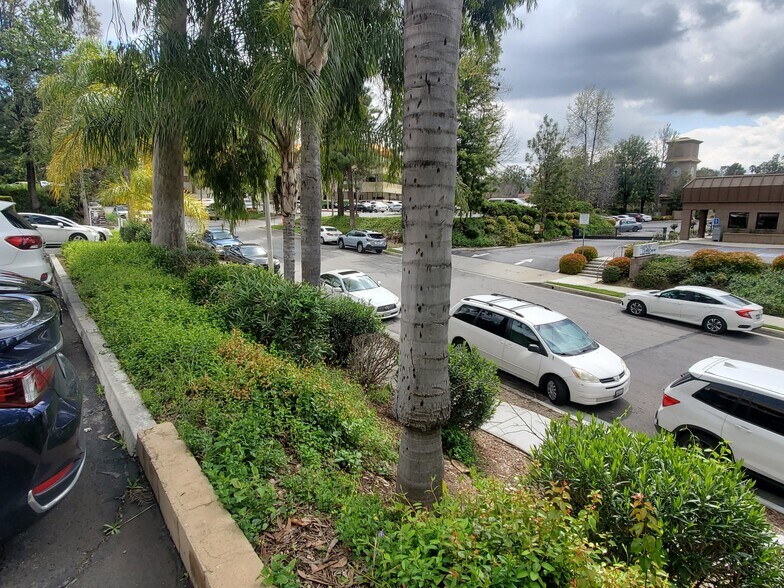 1074 Park View Dr, Covina, CA à louer - Photo du bâtiment - Image 2 de 7