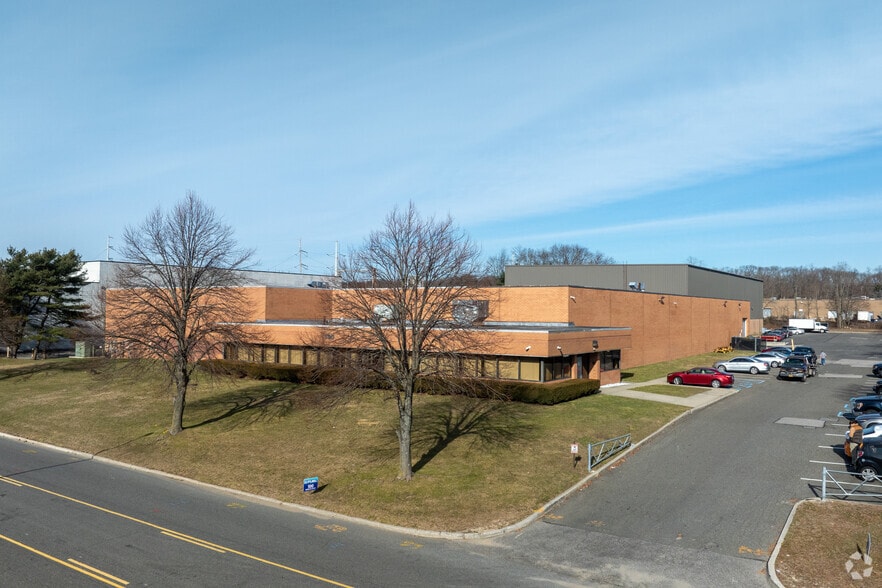 100 Wireless Blvd, Hauppauge, NY for lease - Building Photo - Image 3 of 10