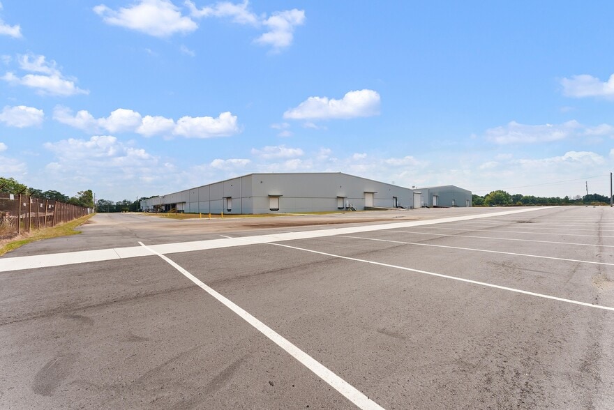 5345 Old Dixie Hwy, Forest Park, GA for lease - Building Photo - Image 3 of 9