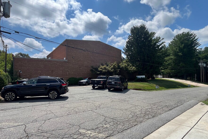 3775 Industrial Dr, Winston-Salem, NC for lease - Building Photo - Image 2 of 3