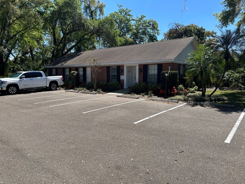 213 Kingsway Rd, Brandon, FL for lease - Primary Photo - Image 1 of 12