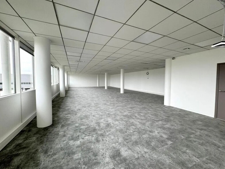 Office in Argenteuil for lease - Interior Photo - Image 2 of 21