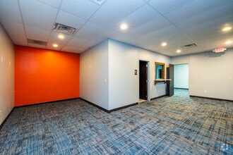 622 N 108th Ct, Omaha, NE for lease Interior Photo- Image 2 of 7