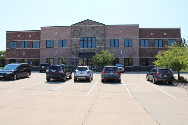 1661 Boyson Square Dr, Hiawatha, IA for lease - Building Photo - Image 1 of 12