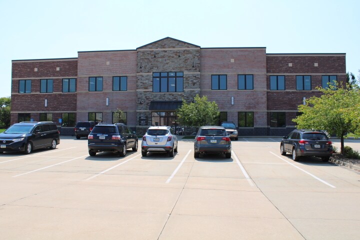 1661 Boyson Square Dr, Hiawatha, IA for lease - Building Photo - Image 2 of 12