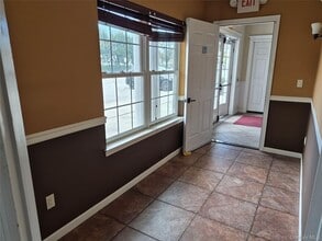 2395 Ocean Ave, Ronkonkoma, NY à louer Photo intérieure- Image 1 de 11