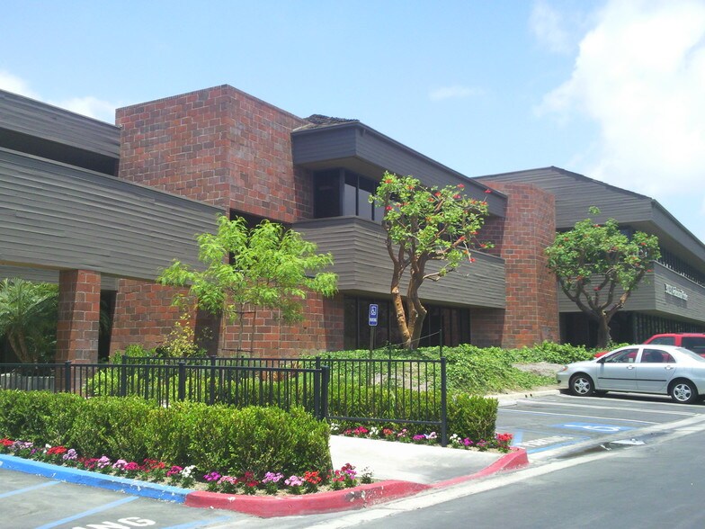 30131 Town Center Dr, Laguna Niguel, CA à louer - Photo du bâtiment - Image 3 de 10