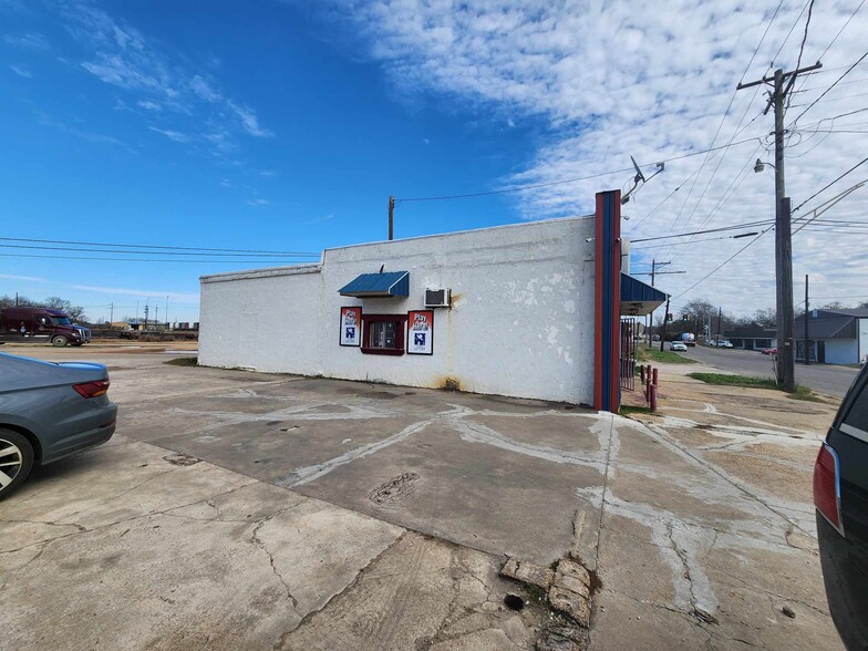 831 Shelbyville St, Center, TX for sale - Building Photo - Image 2 of 2
