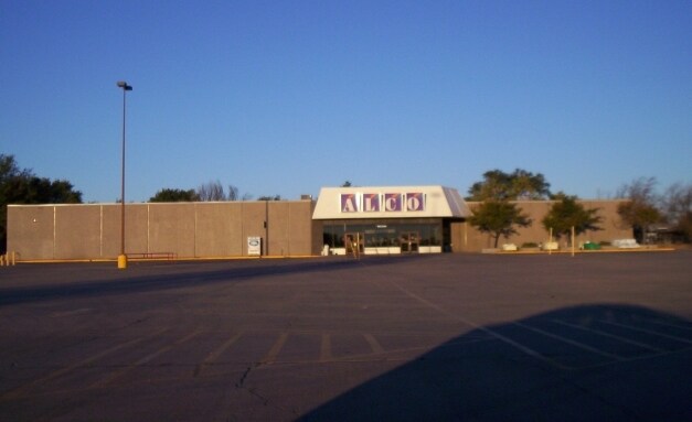 300 Savage Ave, Lamar, CO for sale - Primary Photo - Image 3 of 3