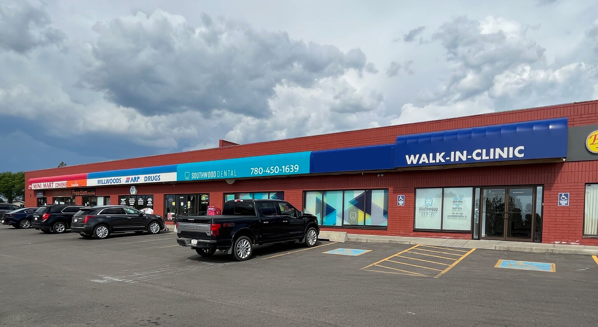 4205-4233 23 Av NW, Edmonton, AB à vendre Photo du bâtiment- Image 1 de 1