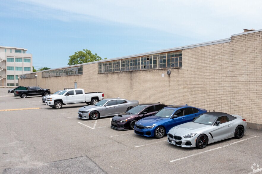 650 Cantiague Rock Rd, Jericho, NY à louer - Photo du bâtiment - Image 3 de 5