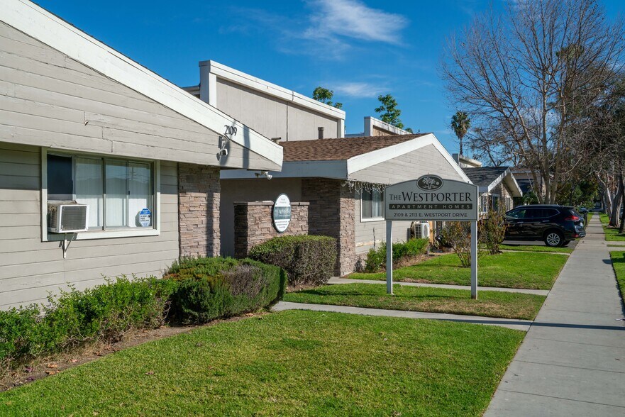 2109 E Westport Dr, Anaheim, CA à vendre - Photo du bâtiment - Image 2 de 12