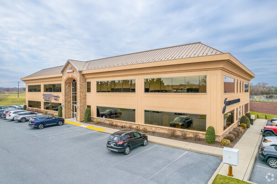 2213 Quarry Dr, West Lawn, PA à louer - Photo principale - Image 1 de 7