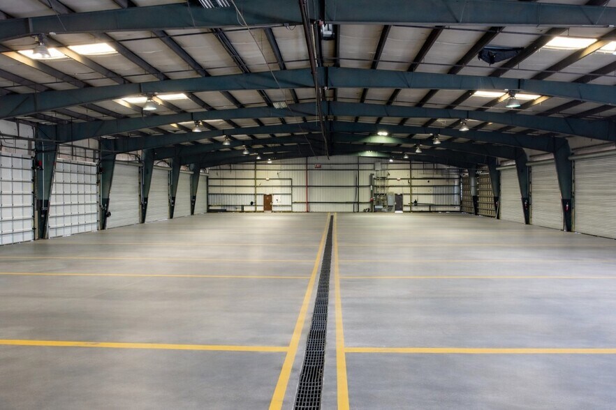 8810 Enterprise Blvd, Largo, FL à louer - Photo du bâtiment - Image 3 de 7