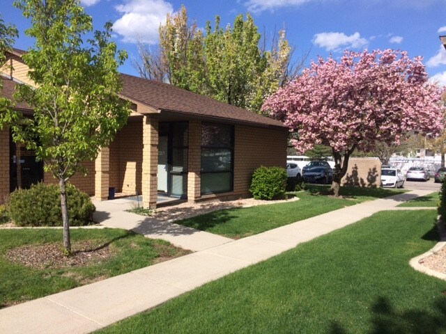 9233 S Redwood Rd, West Jordan, UT à louer - Photo du bâtiment - Image 2 de 12