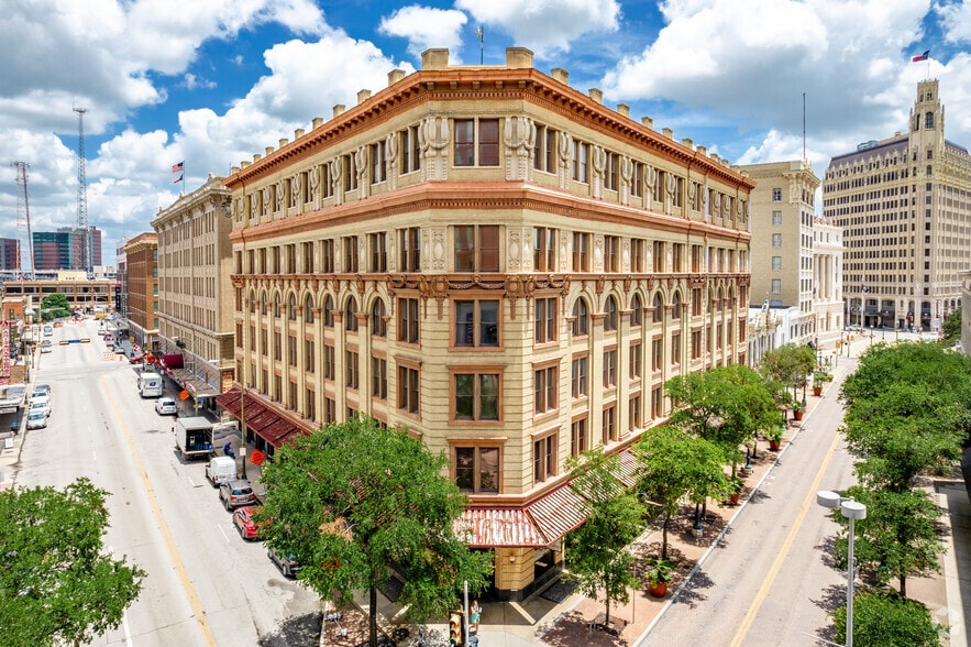 110 Broadway St, San Antonio, TX for lease - Building Photo - Image 1 of 2
