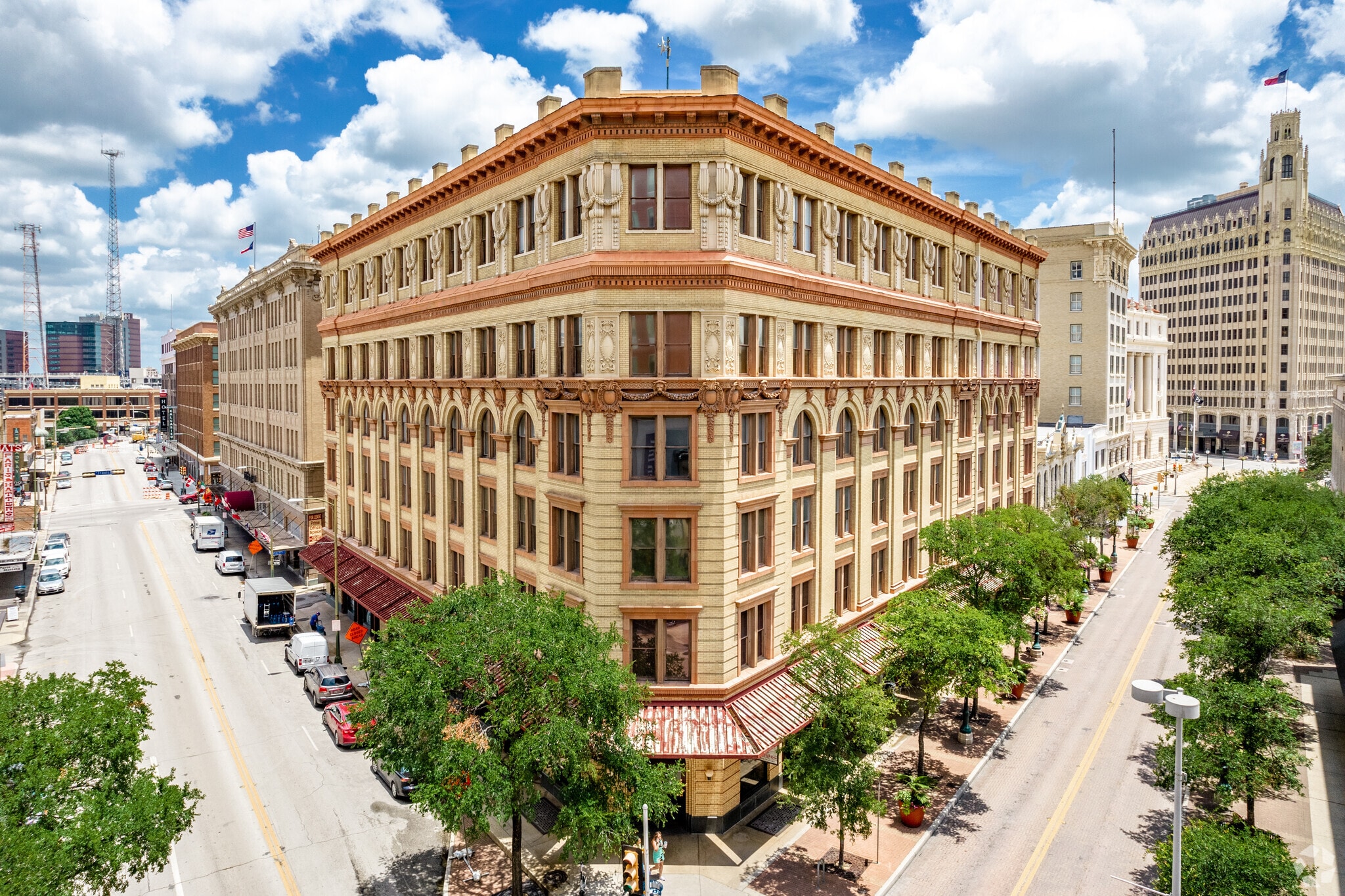 110 Broadway St, San Antonio, TX for lease Building Photo- Image 1 of 3