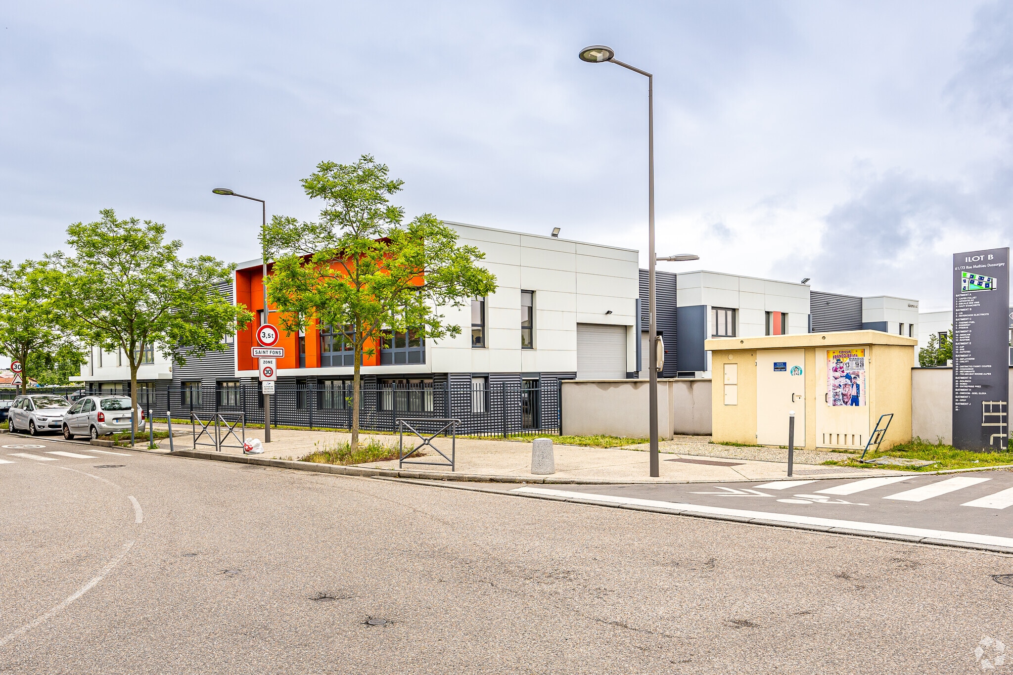 73 Rue Mathieu Dussurgey, Saint-Fons à louer Photo principale- Image 1 de 7