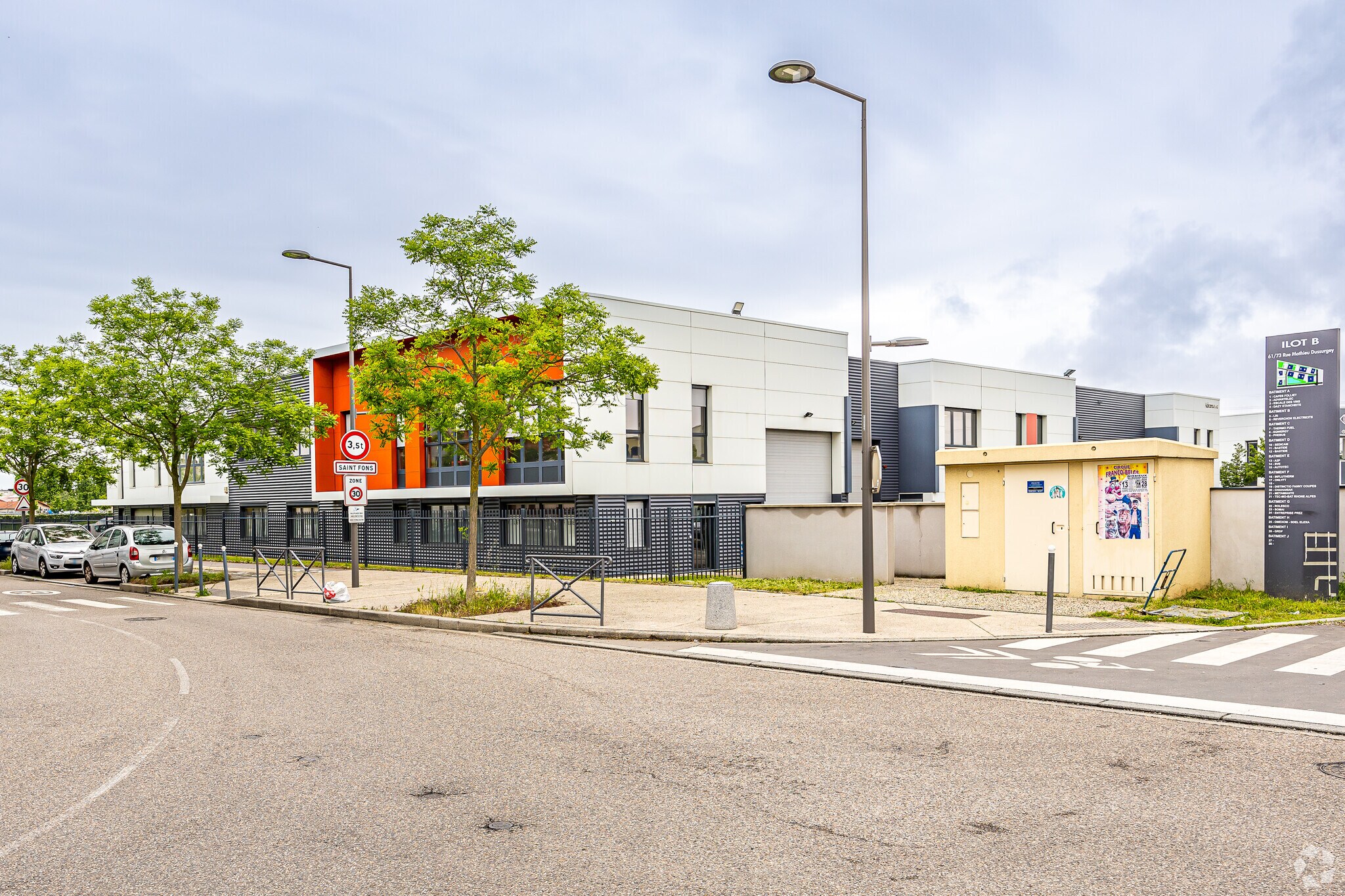 73 Rue Mathieu Dussurgey, Saint-Fons for lease Primary Photo- Image 1 of 7