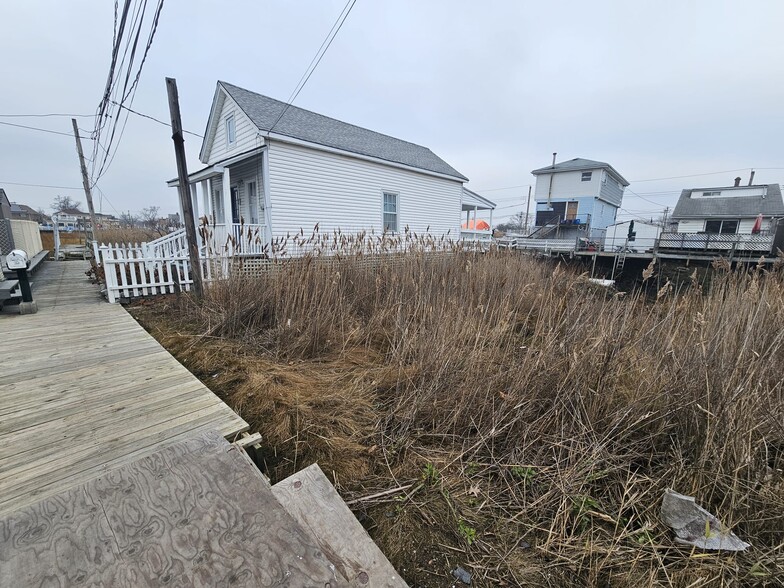 21 Bayview Ave, Howard Beach, NY for sale - Primary Photo - Image 1 of 7