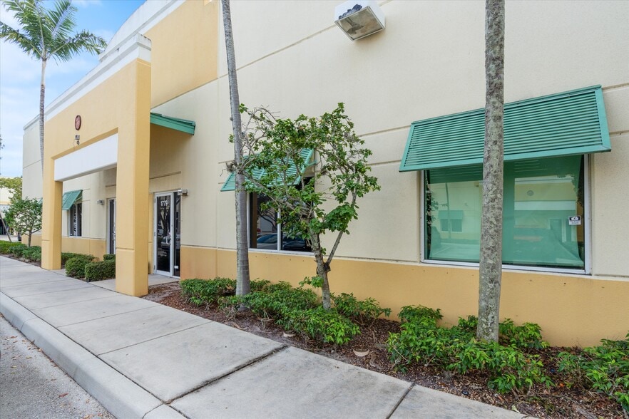 1747-1781 Banks Rd, Margate, FL for lease - Building Photo - Image 2 of 22
