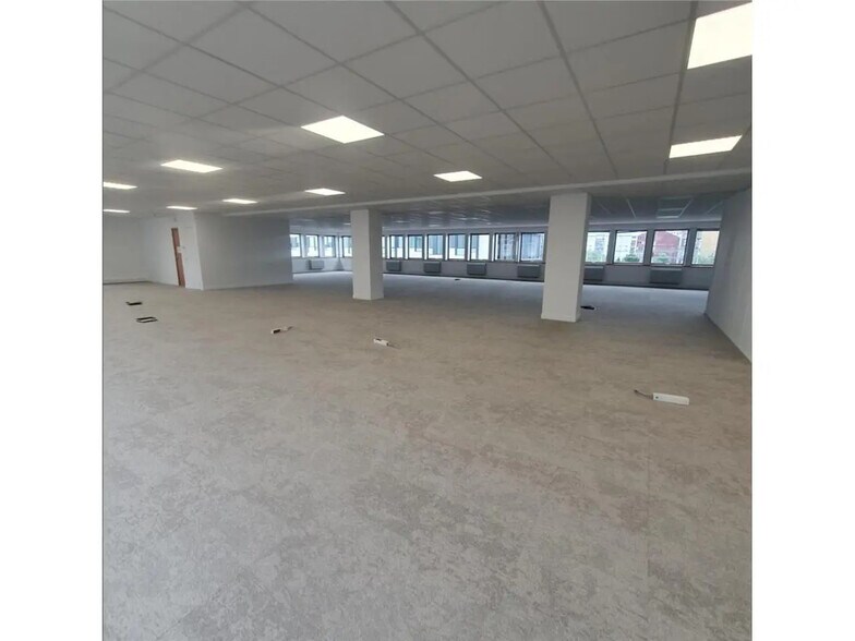 Office in Lyon for lease - Building Photo - Image 3 of 3