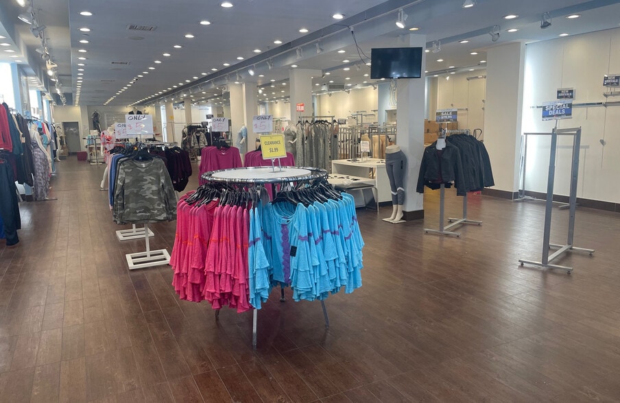 5636 Myrtle Ave, Ridgewood, NY for lease - Building Photo - Image 3 of 5